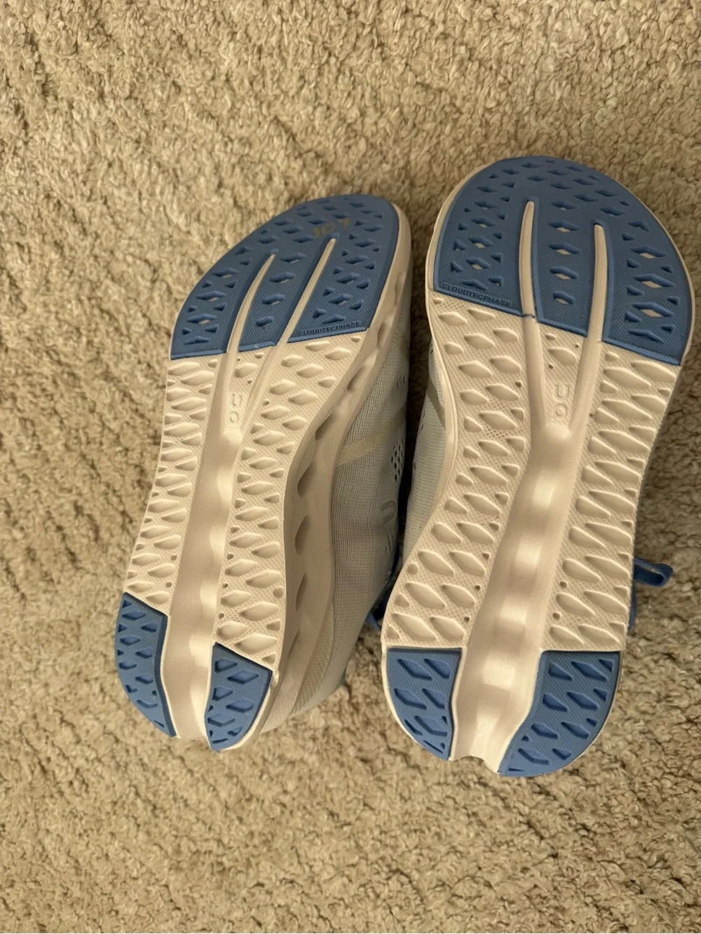 On Running Women's Cloudsurfer sneakers in the Heather/White colorway size 6 - Picture 11 of 12